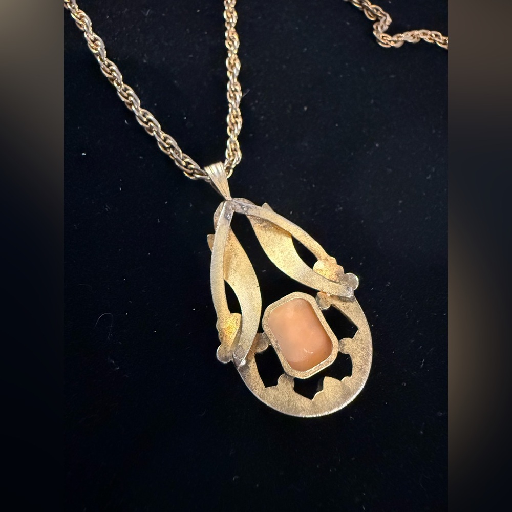 Vintage Gold-Tone Cameo Pendant Necklace On Chain - Picture 4 of 5